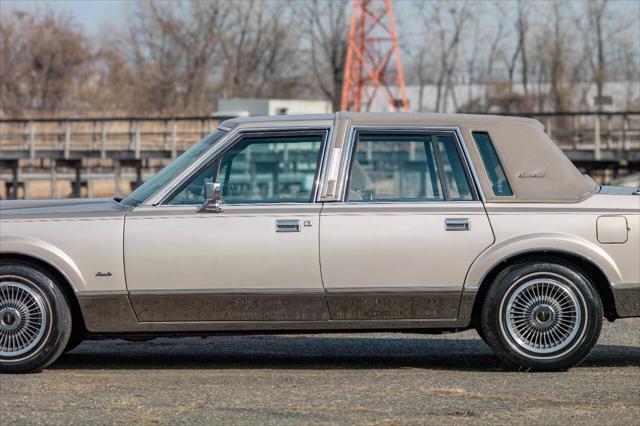 used 1989 Lincoln Town Car car, priced at $15,990