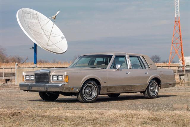 used 1989 Lincoln Town Car car, priced at $15,990