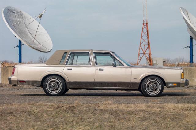 used 1989 Lincoln Town Car car, priced at $15,990