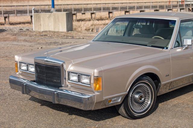 used 1989 Lincoln Town Car car, priced at $15,990