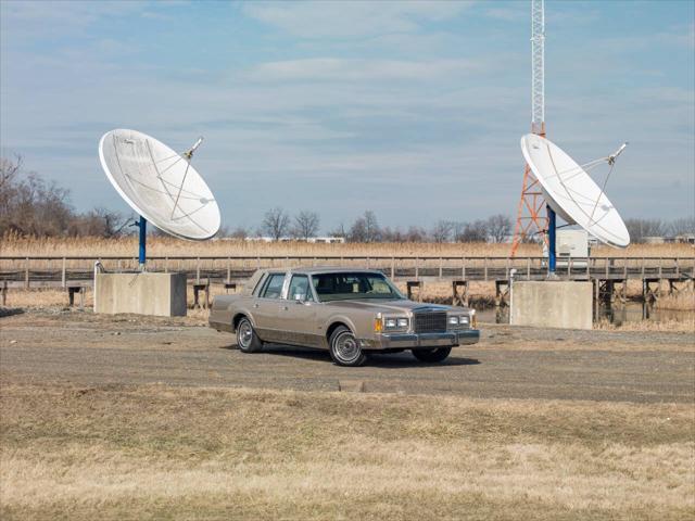 used 1989 Lincoln Town Car car, priced at $15,990