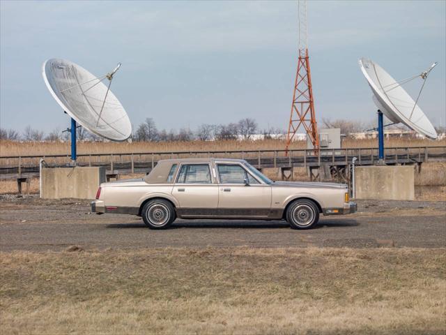 used 1989 Lincoln Town Car car, priced at $15,990