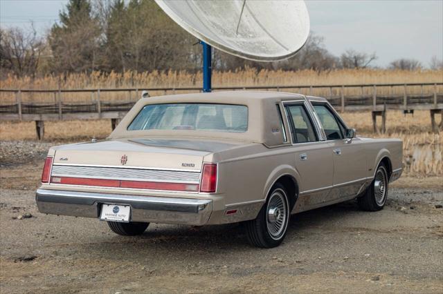 used 1989 Lincoln Town Car car, priced at $15,990