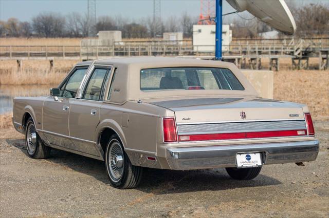 used 1989 Lincoln Town Car car, priced at $15,990