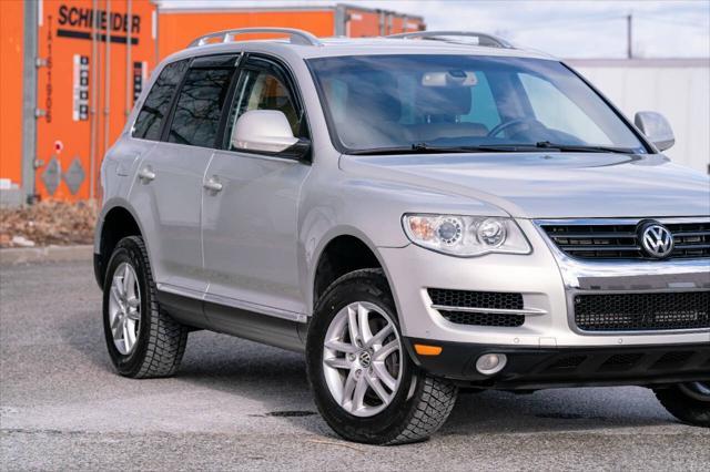 used 2009 Volkswagen Touareg 2 car, priced at $17,450