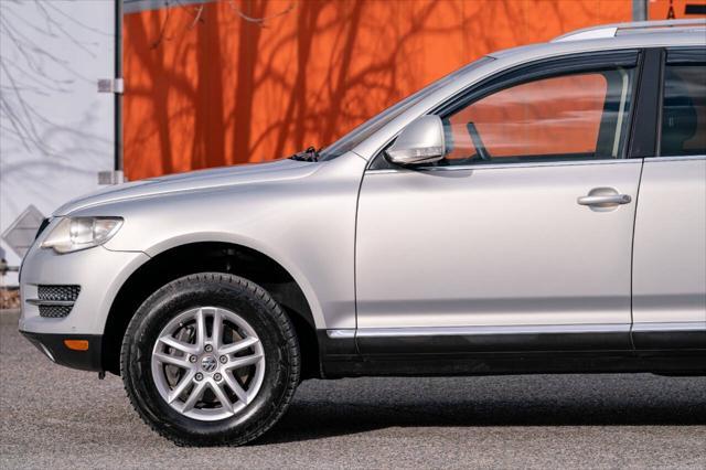 used 2009 Volkswagen Touareg 2 car, priced at $17,450