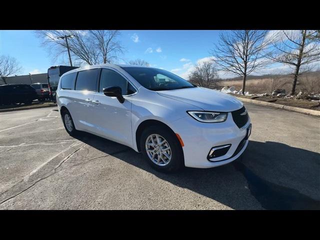 new 2024 Chrysler Pacifica car, priced at $34,955