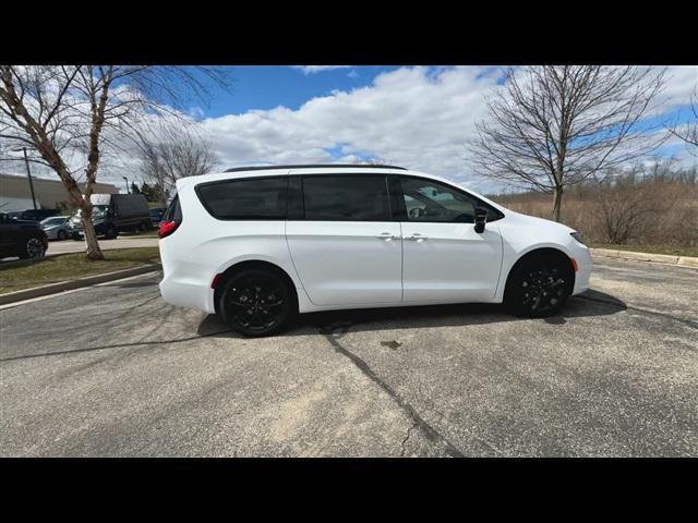 new 2024 Chrysler Pacifica car, priced at $42,283