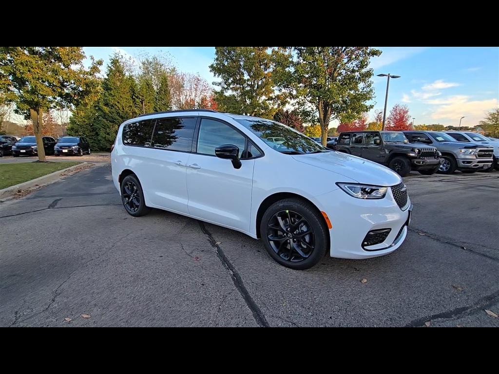 new 2026 Chrysler Pacifica car, priced at $47,725