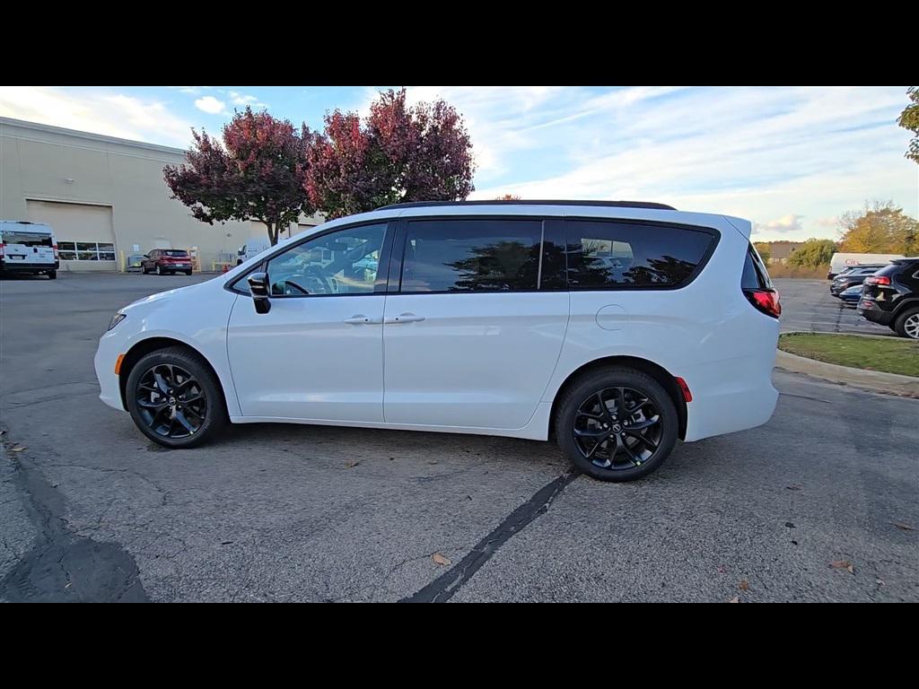 new 2026 Chrysler Pacifica car, priced at $47,725