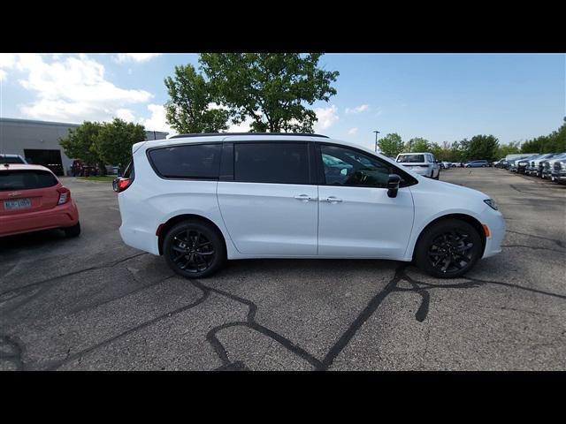 new 2024 Chrysler Pacifica car, priced at $40,959