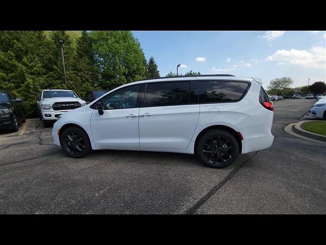 new 2024 Chrysler Pacifica car, priced at $40,959