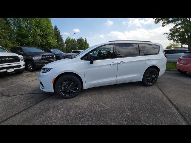 new 2024 Chrysler Pacifica car, priced at $40,959