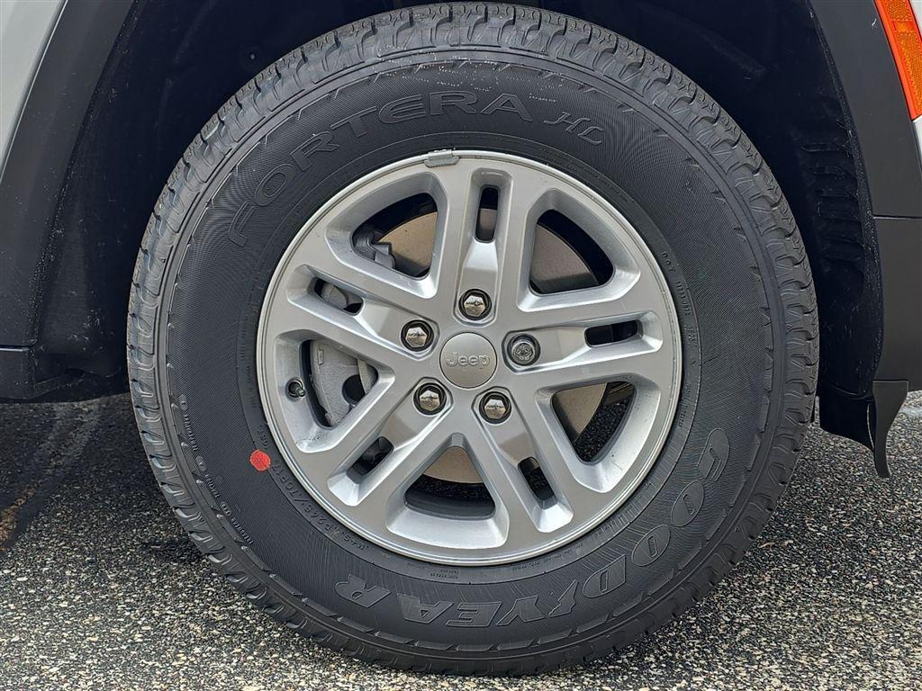 new 2025 Jeep Grand Cherokee car, priced at $38,779