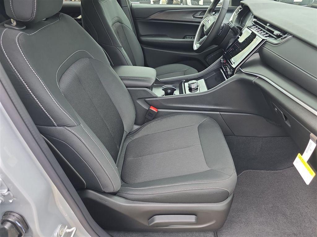 new 2025 Jeep Grand Cherokee car, priced at $38,779