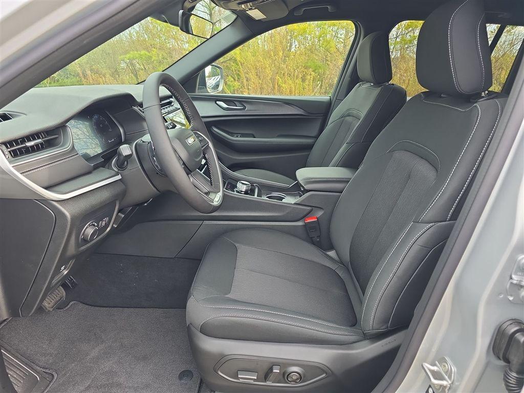 new 2025 Jeep Grand Cherokee car, priced at $38,779