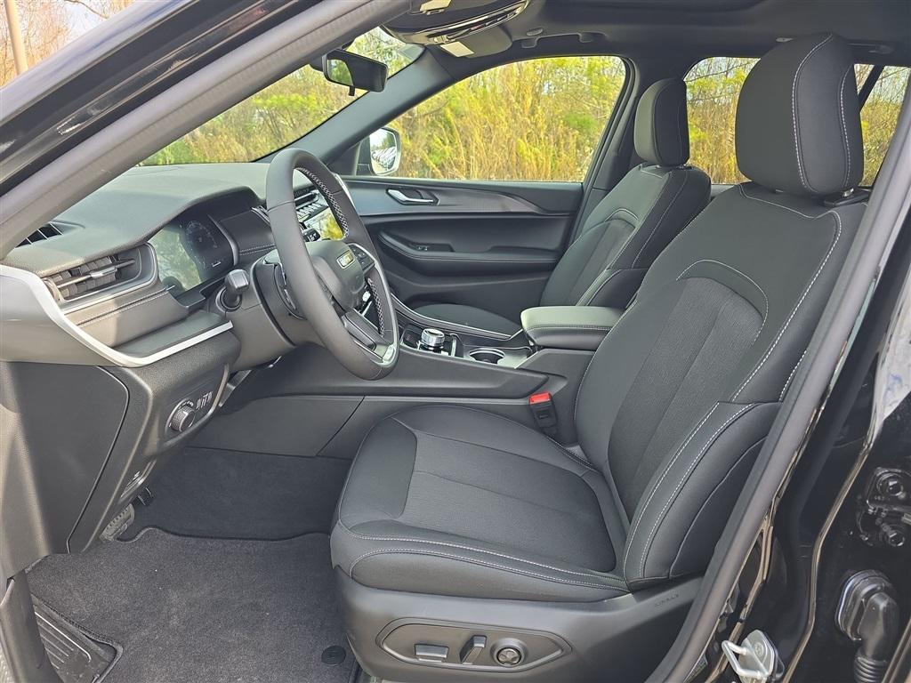 new 2025 Jeep Grand Cherokee car, priced at $38,901