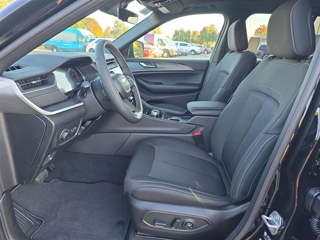 new 2025 Jeep Grand Cherokee car, priced at $39,301