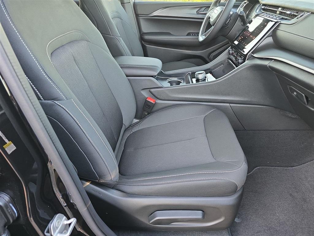 new 2025 Jeep Grand Cherokee car, priced at $39,301