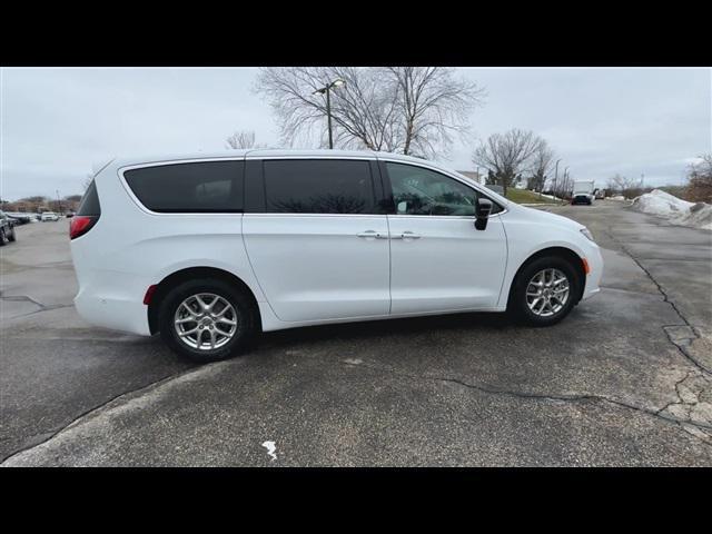 new 2024 Chrysler Pacifica car, priced at $39,633