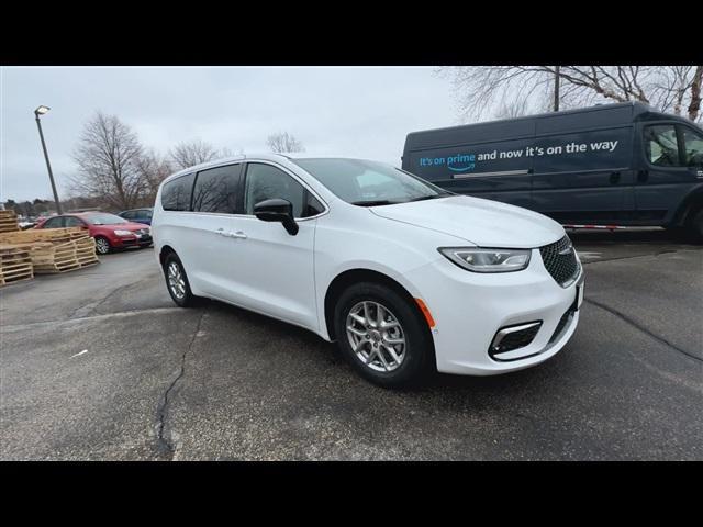 new 2024 Chrysler Pacifica car, priced at $39,633