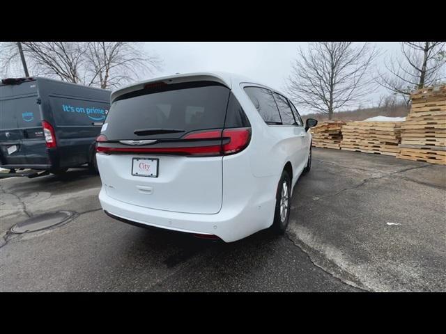 new 2024 Chrysler Pacifica car, priced at $39,633