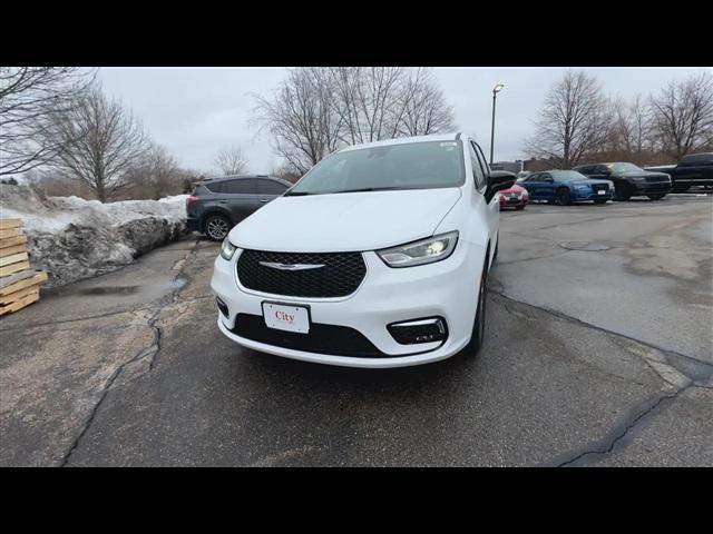 new 2024 Chrysler Pacifica car, priced at $39,633