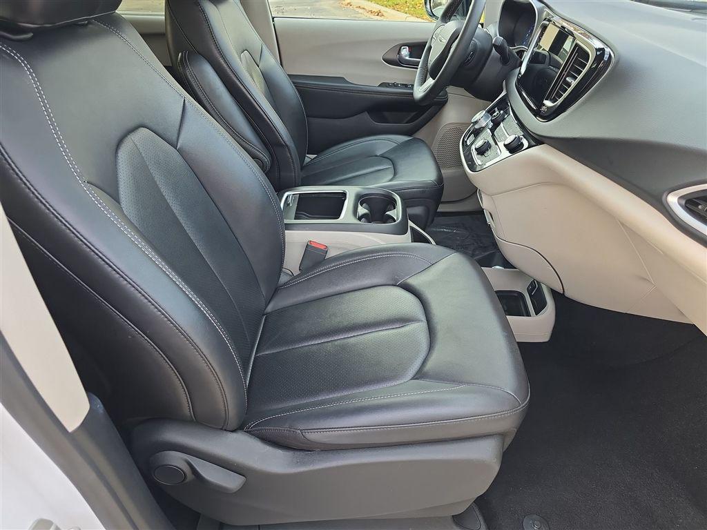 used 2024 Chrysler Pacifica car, priced at $29,550