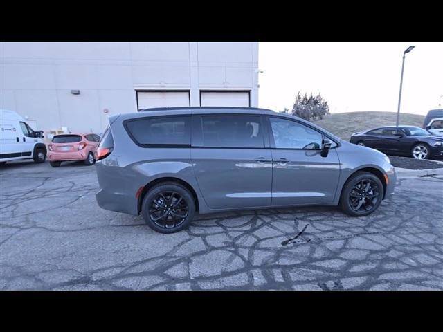 new 2025 Chrysler Pacifica car, priced at $48,629