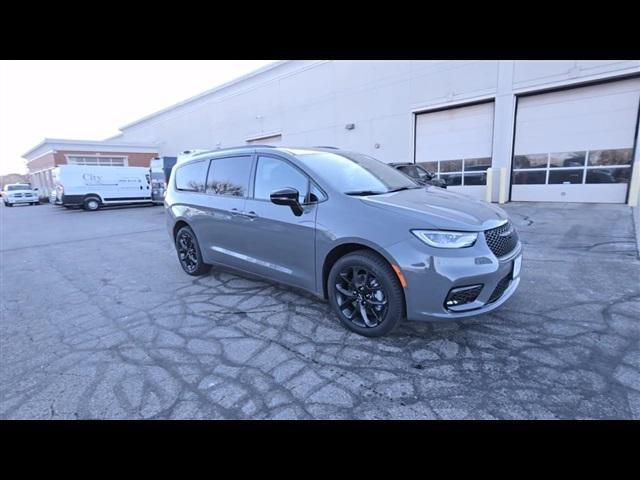 new 2025 Chrysler Pacifica car, priced at $48,629