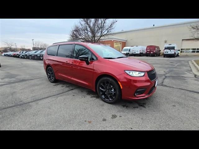 new 2024 Chrysler Pacifica car, priced at $38,687