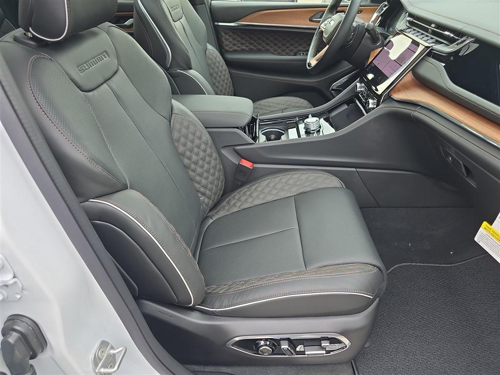 new 2025 Jeep Grand Cherokee car, priced at $63,561