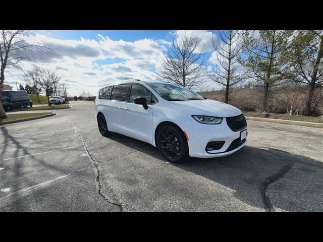 new 2024 Chrysler Pacifica car, priced at $34,995