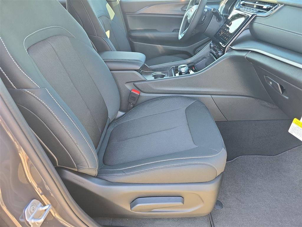 new 2025 Jeep Grand Cherokee car, priced at $40,351