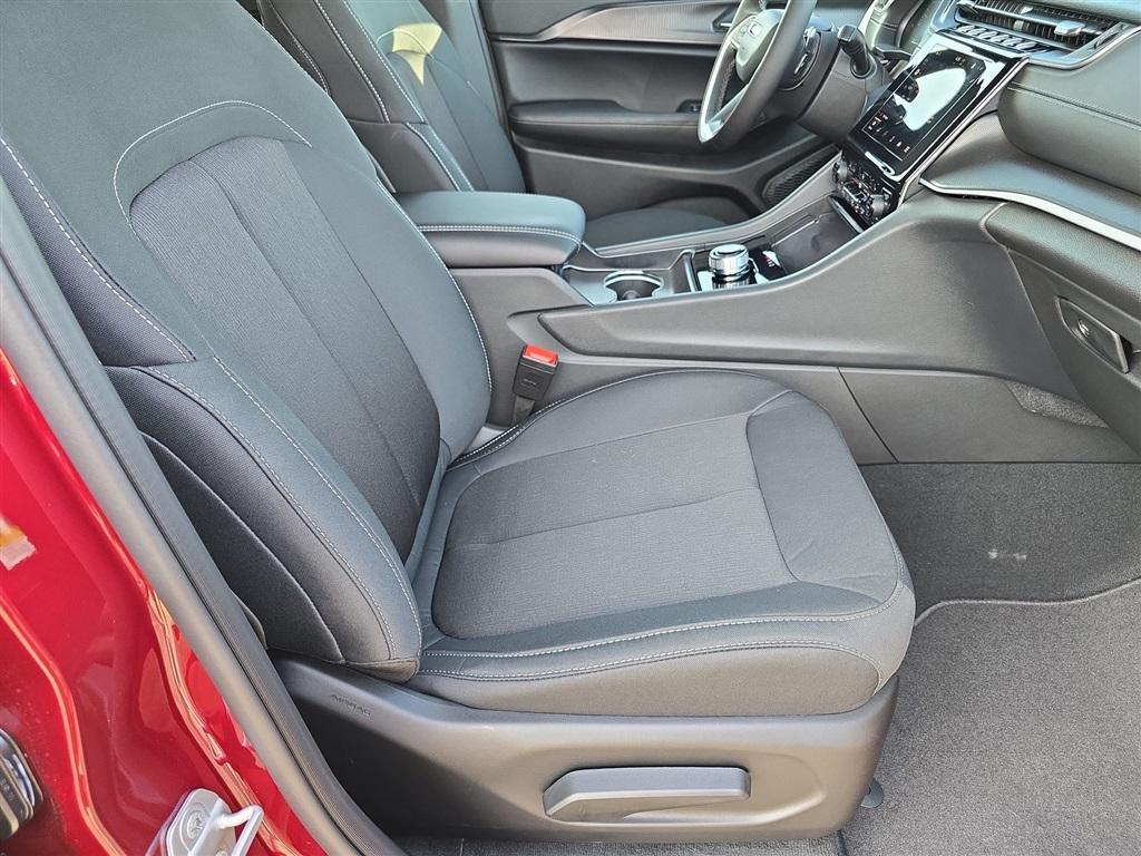 new 2025 Jeep Grand Cherokee car, priced at $38,225