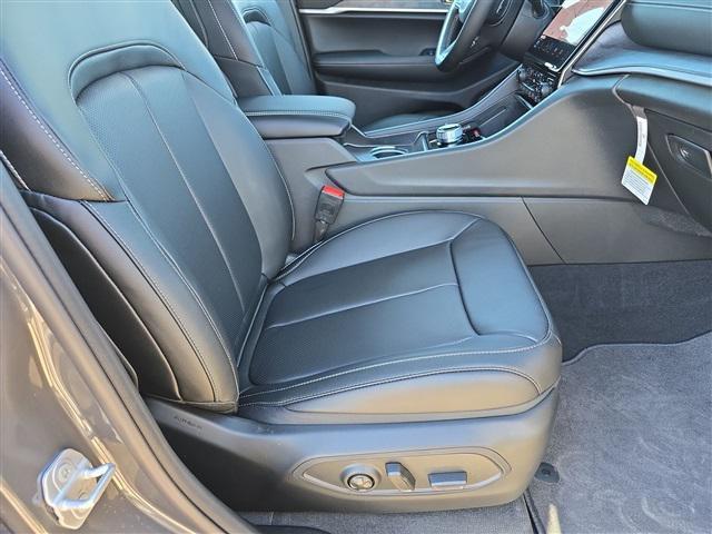new 2025 Jeep Grand Cherokee car, priced at $40,479