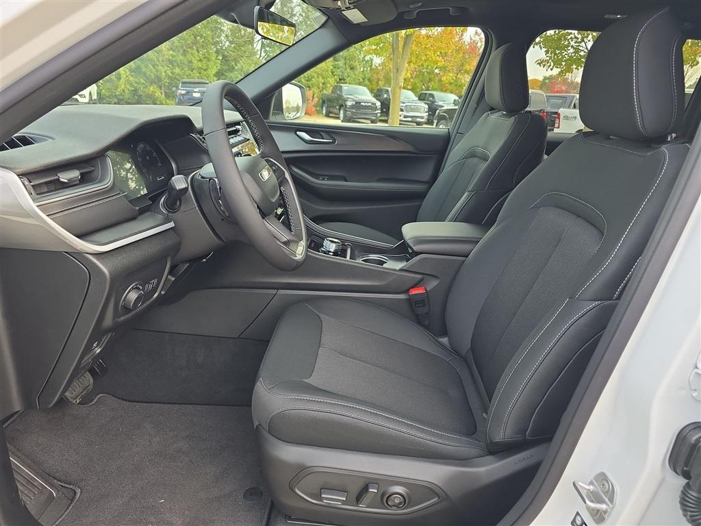 new 2025 Jeep Grand Cherokee car, priced at $38,365