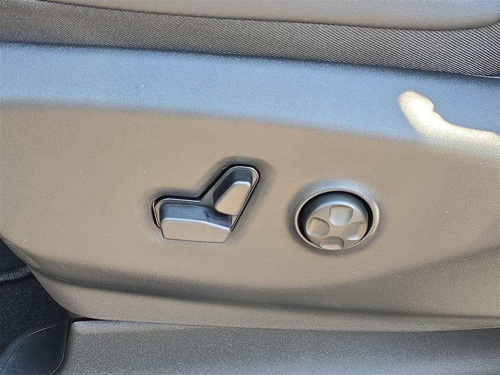 new 2025 Chrysler Pacifica car, priced at $38,620