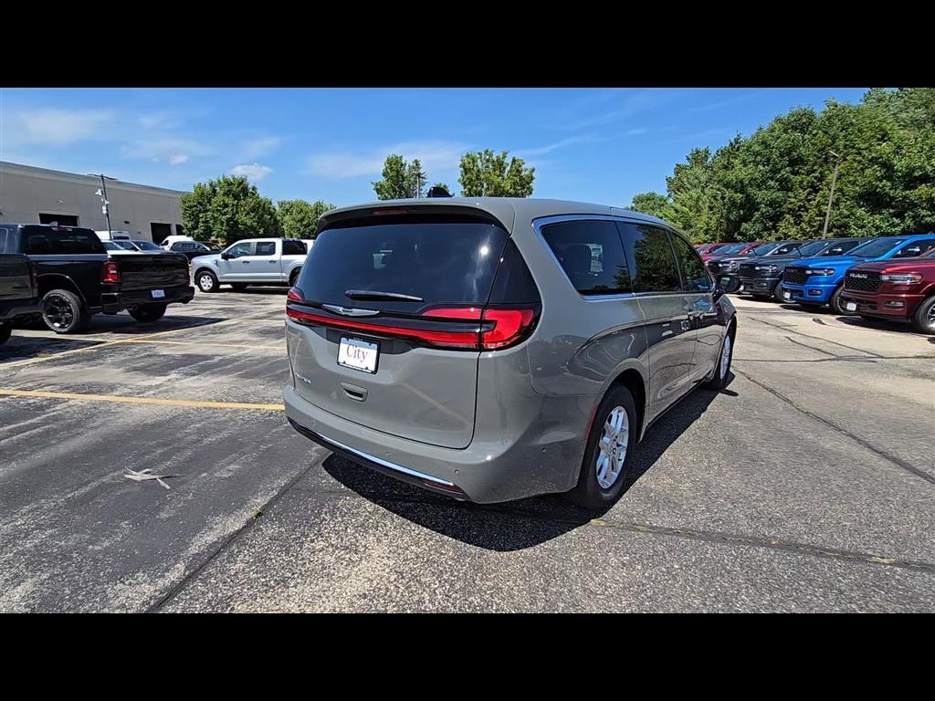new 2025 Chrysler Pacifica car, priced at $38,620