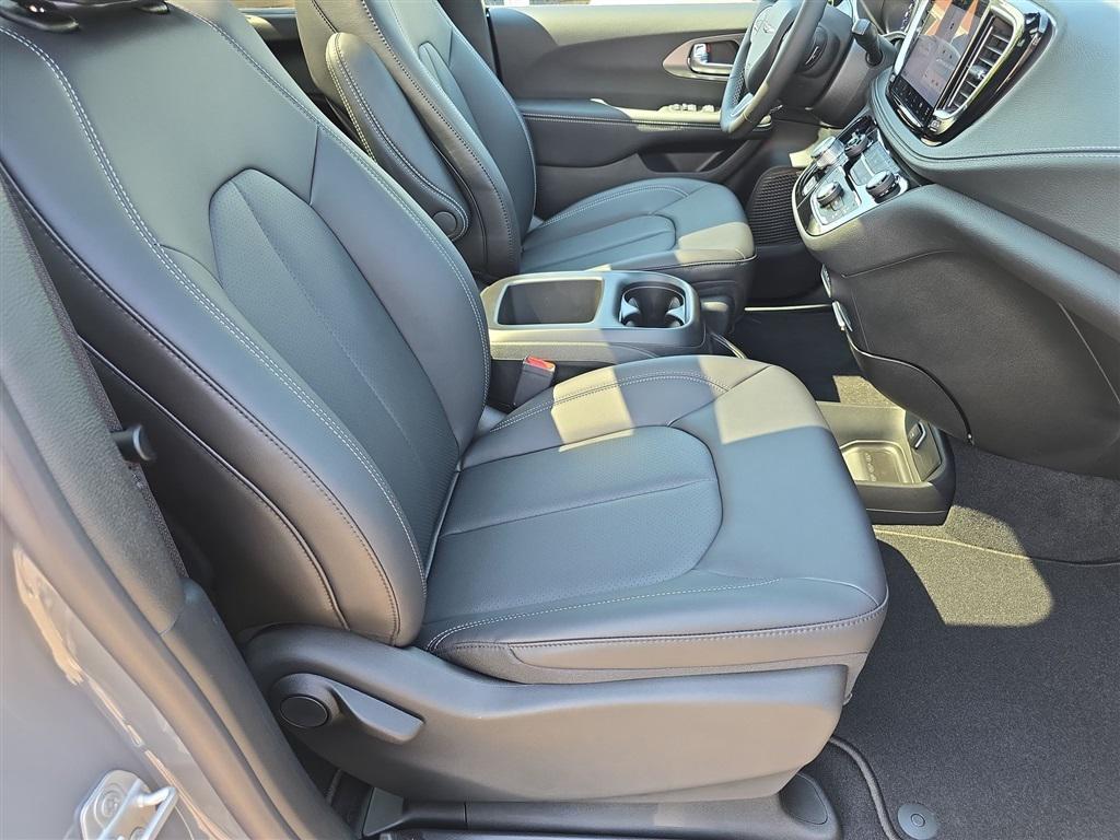 new 2025 Chrysler Pacifica car, priced at $38,620