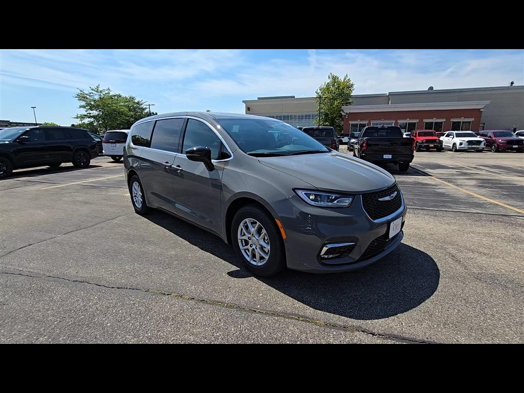 new 2025 Chrysler Pacifica car, priced at $38,620