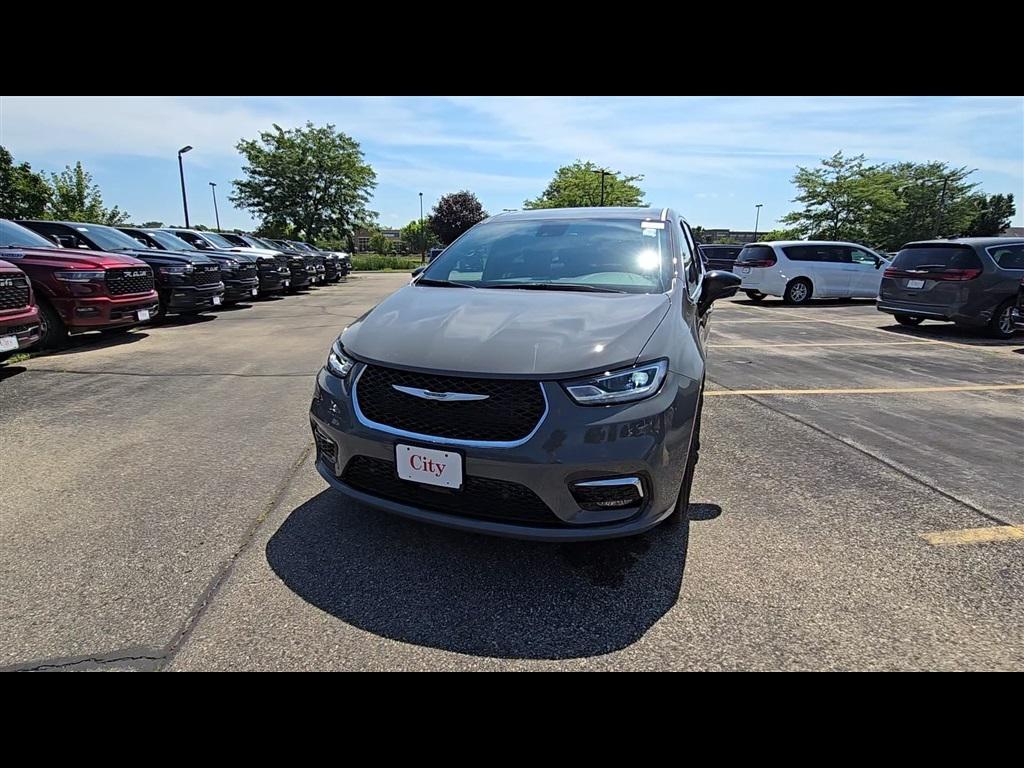 new 2025 Chrysler Pacifica car, priced at $38,620