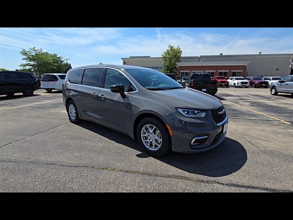 new 2025 Chrysler Pacifica car, priced at $38,620