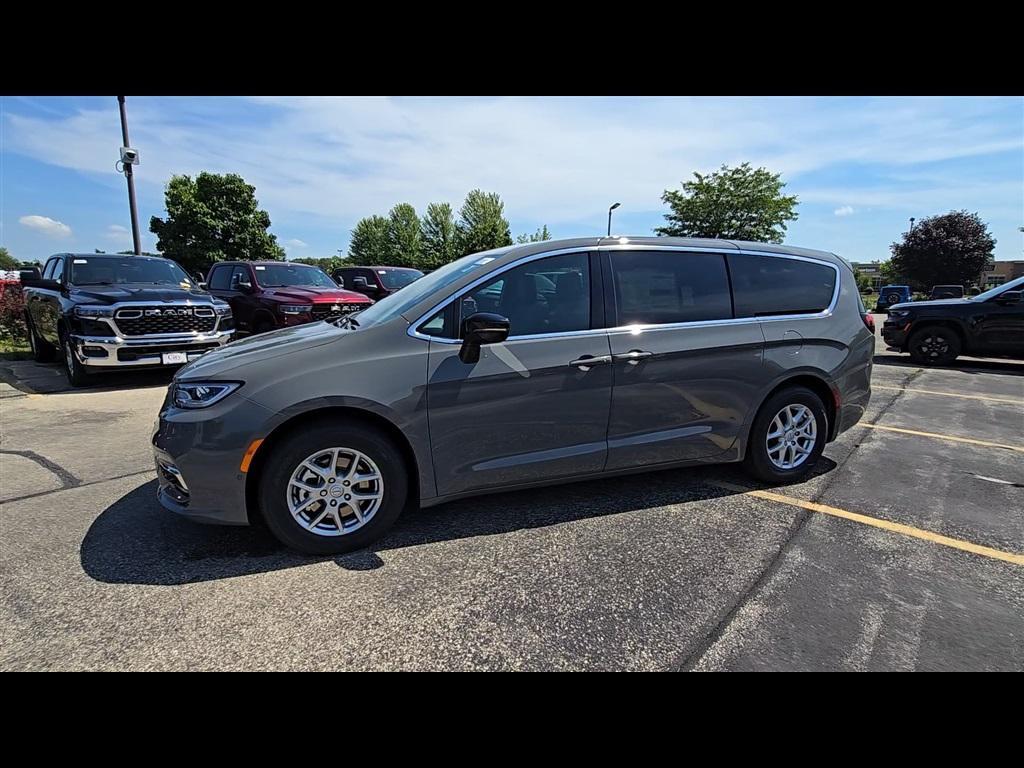 new 2025 Chrysler Pacifica car, priced at $38,620