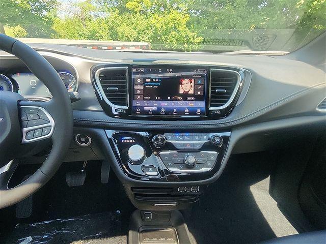 new 2025 Chrysler Pacifica car, priced at $41,620