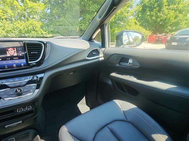 new 2025 Chrysler Pacifica car, priced at $41,620