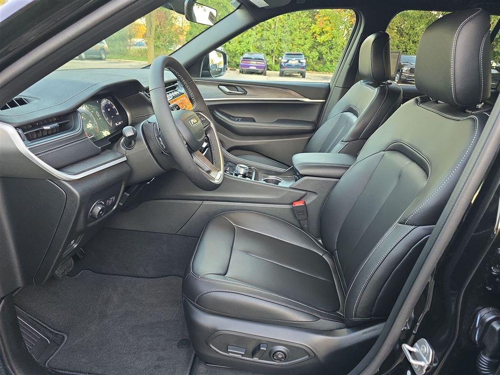 new 2025 Jeep Grand Cherokee car, priced at $43,812