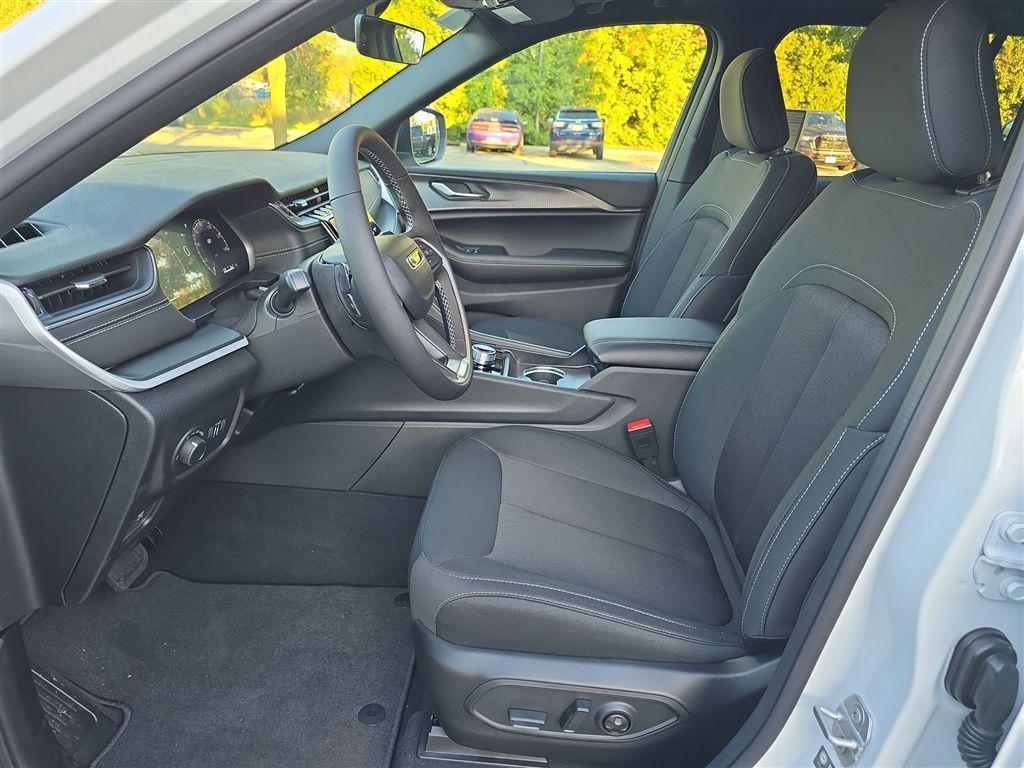 new 2025 Jeep Grand Cherokee car, priced at $38,919