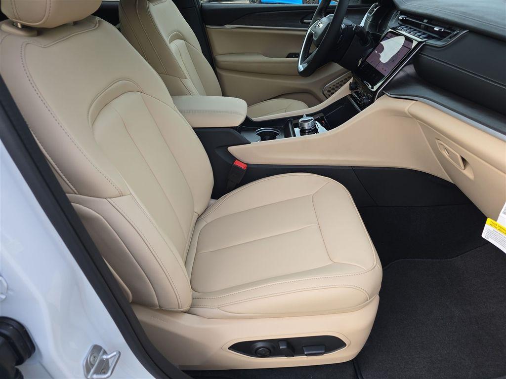 new 2025 Jeep Grand Cherokee car, priced at $46,241