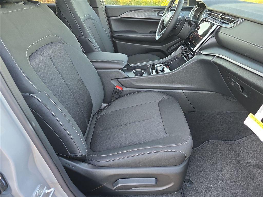 new 2025 Jeep Grand Cherokee car, priced at $40,263